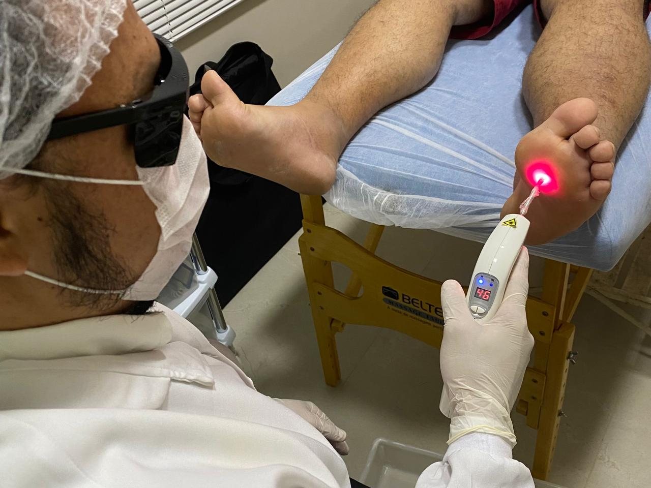 Aplicação de laser para alívio da dor no pé